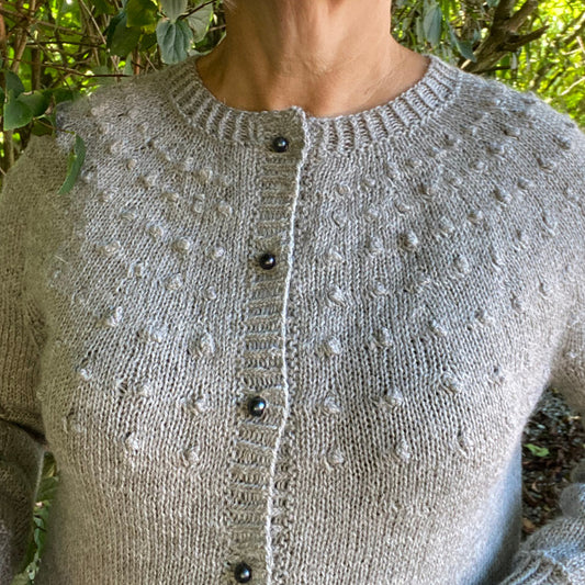 Strikkeopskrift Blomsterknopper Trøje Cardigan