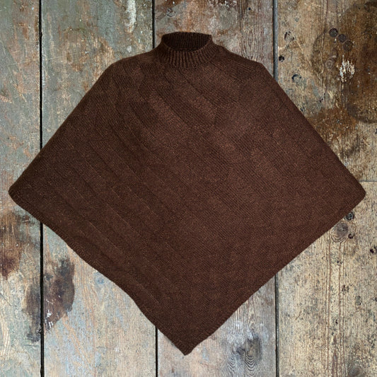 Strikkeopskrift Elegante Elna smuk poncho med reliefmønster i ret- og vrangmasker
