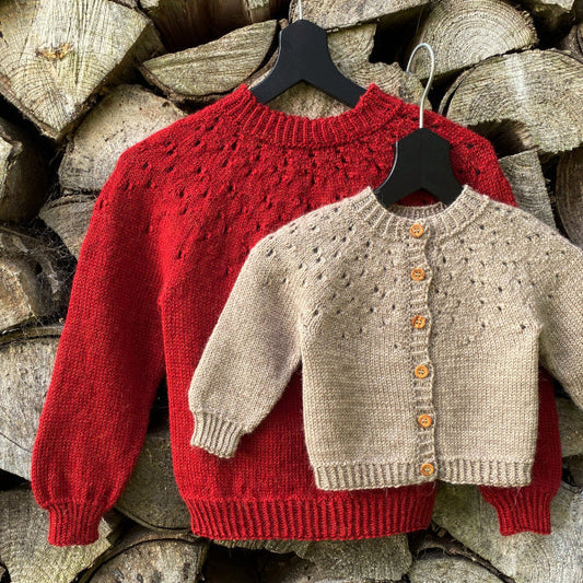 Børnestrik med huylmønster børnebluse børnecardigan børnehue