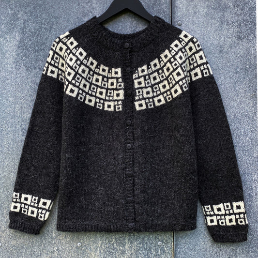 Strikkeopskrift Søster Rita Mønsterstrikket Cardigan
