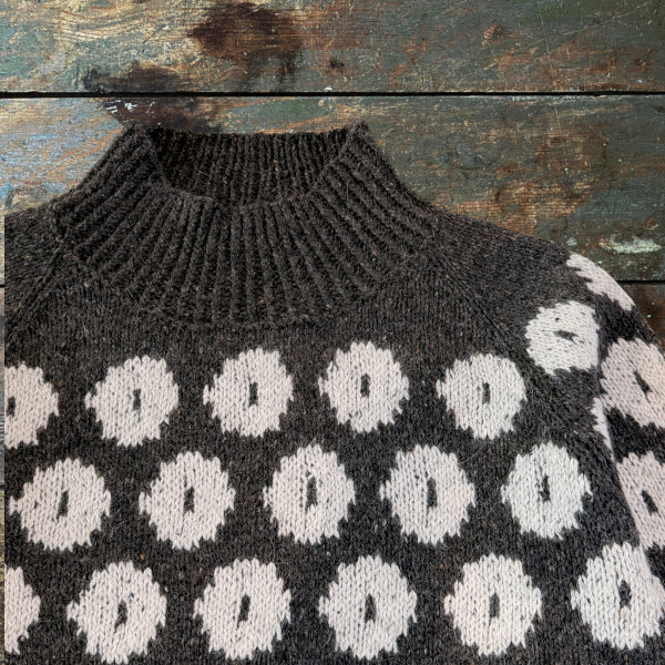 Strikkeopskrift Big Dots i DROPS Soft Tweed mix strikket på pind 4 Top Down i smuk mønsterstrik med store prikker dots fornuftig garnpris