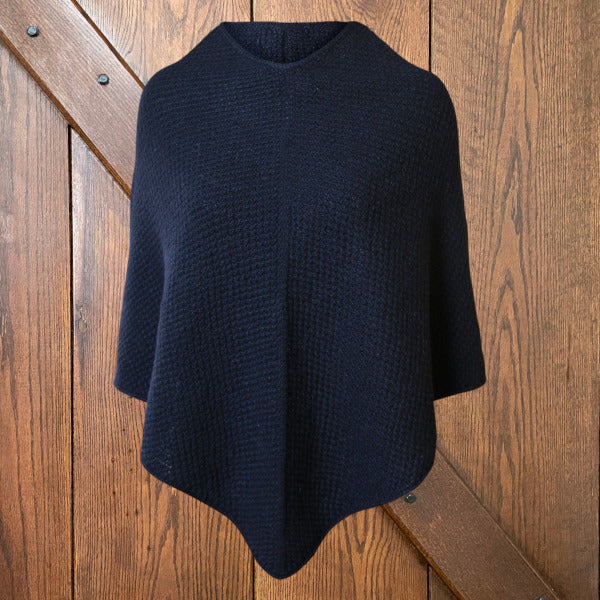 Strikkeopskrift Elegante Emma Poncho sort