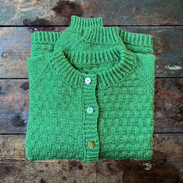 Strikkeopskrift cardigan med stukturstrik Katrines Trøje i tynd uld og alpaca fra Hjertegarn