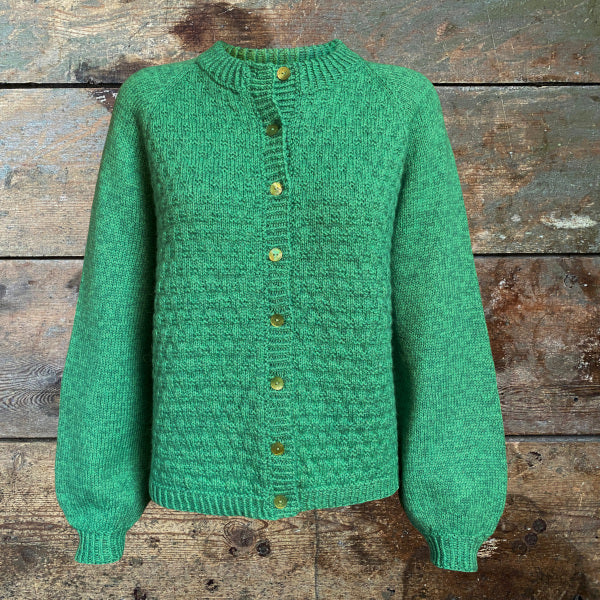 Strikkeopskrift cardigan med stukturstrik Katrines Trøje i tynd uld og alpaca fra Hjertegarn Top Down pind 3½