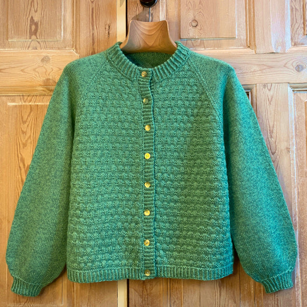 Strikkeopskrift cardigan med stukturstrik Katrines Trøje Top Down pind 3½