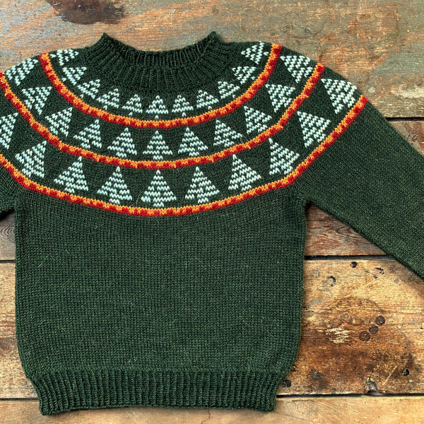 Strikkeopskrift julebluse og nissehue Drops Flora