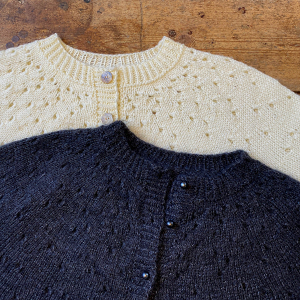 Strikkeopskrift Linea cardigan damer med fint hulmønster i Vital fra Hjertegarn 2 garntyper