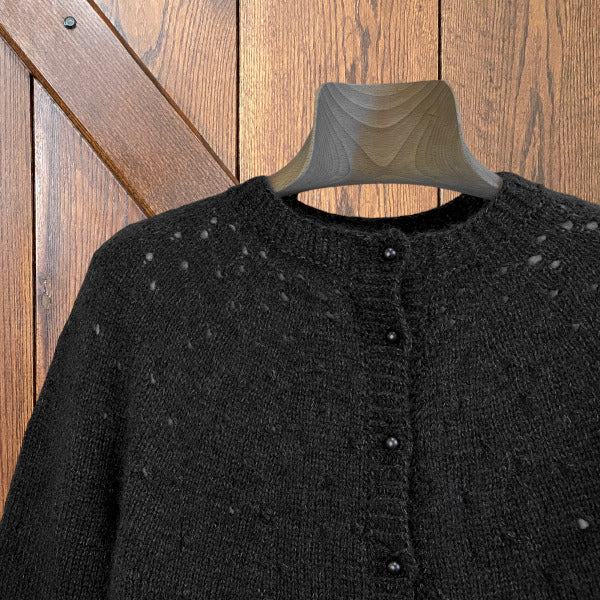 Strikkeopskrift Lineas Trøje cardigan med smukt hulmønster