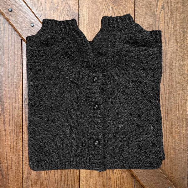 Strikkeopskrift Lineas Trøje cardigan med smukt hulmønster Hjerte Fine og Silk Kid Mohair