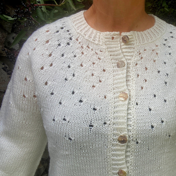 Strikkeopskrift Linea Trøje cardigan damer med fint hulmønster i Vital fra Hjertegarn 100% Uld