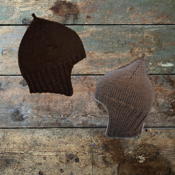 Strikkepskrift Majas Hue strikket på pind 4 i 2 tråde strømpegarn fra Hjertegarn eller Highlands Uld og Silk Kid Mohair Smuk mørkebrun