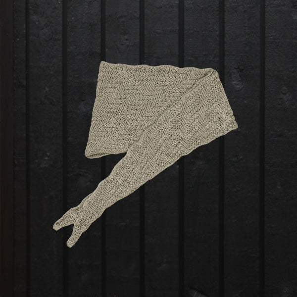 Strikkeopskrift kort tørklæde scart i fint reliefmønster, strikket i All Seasons fra Hjertegarn uld-bomuldsblanding, på pind 3