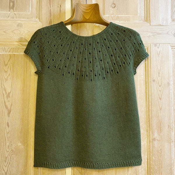 Strikkeopskrift stommerbluse med fin strukturstrik og hulmønster New Arezzo fra Hjertegarn