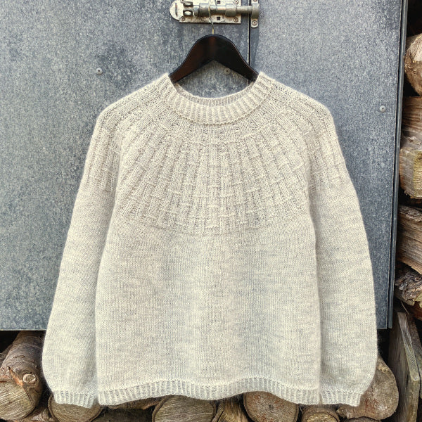 Strikkeopskrift Nethes Sweater damebluse Hjertegarn