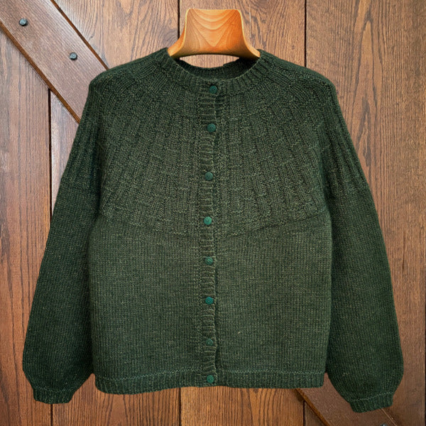 Strikkeopskrift Nethes Trøje Hjerte Fine og Silk Kid Mohair fra Hjertegarn reliefmønster på bærestykket