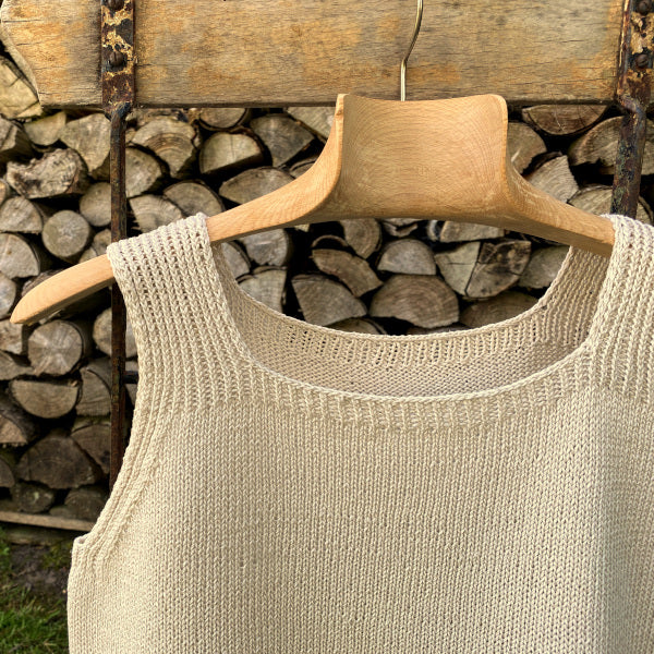 Strikkeopskrift Siri Sommertop brede stropper New Arezzo fra Hjertegarn pind 3 mange farver