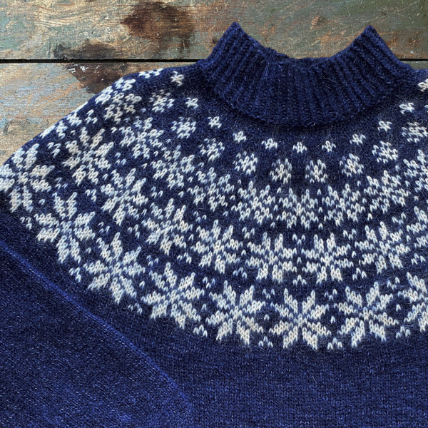 Strikkeopskrift mønsterstrikket damesweater klassisk stjernemønster i super blødt garn der føles som luksus mod kroppen pind 4