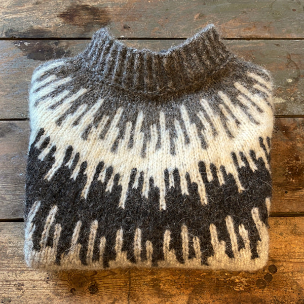 Strikkeopskrift tyk sweater med smuk mønsterstrik Søster Elise