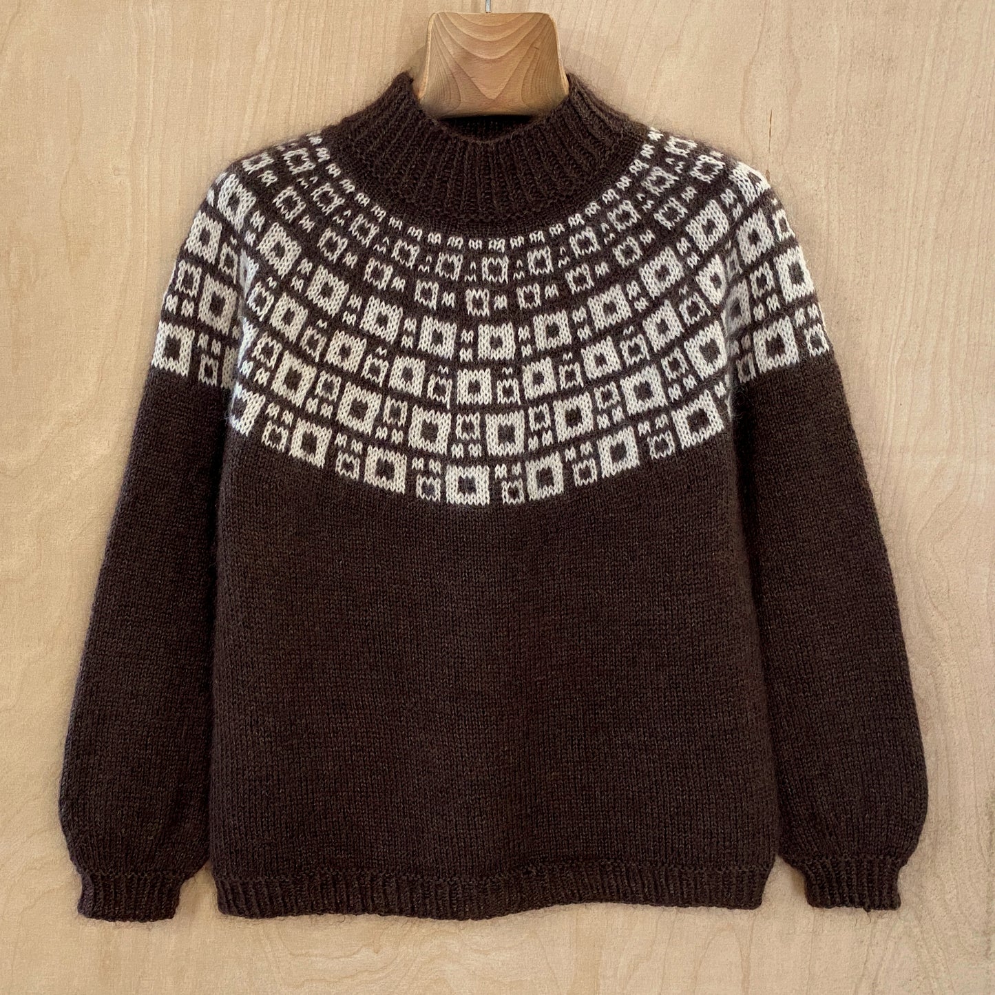 Strikkeopskrift Søster Rita Mønsterstrikket Sweater blødt garn Top Down pind 4