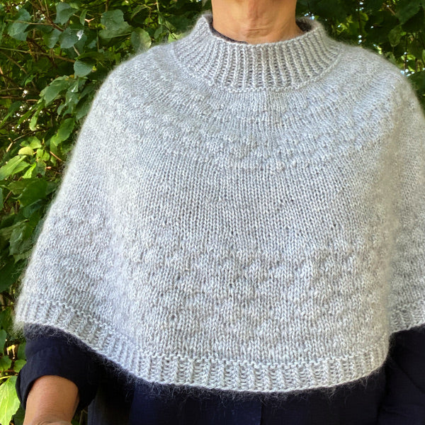 Bobleponcho lysegrå Hanne Larsen Strik
