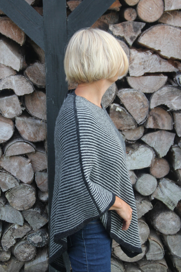 Skyggetante Noble Poncho Hanne Larsen Strik