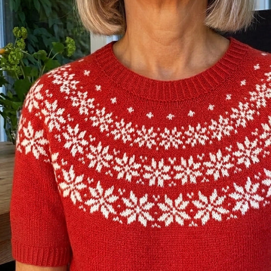 Strikkeopskrift Astrid Sommer sommerbluse med kort ærme og klassisk stjernemønster i blødt sommergarn