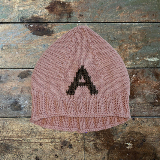 Strikkeopskrift børnehue med barnet forbogstav broderet