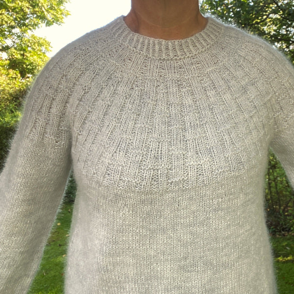 Strikkeopskrift super blød damesweater Nethes sweater