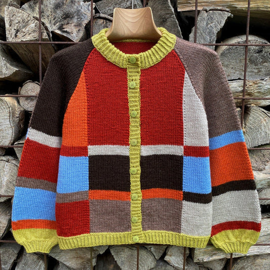 Strikkeopskrift Trøje cardigan i mange felter og mange farver perfekt til garnrester