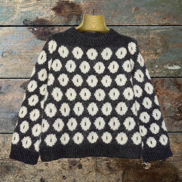 Strikkeopskrift mønsterstrik  super blødt garn store hvide prikker på mørkegrå baggrund uld og silk kid mohair fra Hjertegarn på pind 4 Top Down