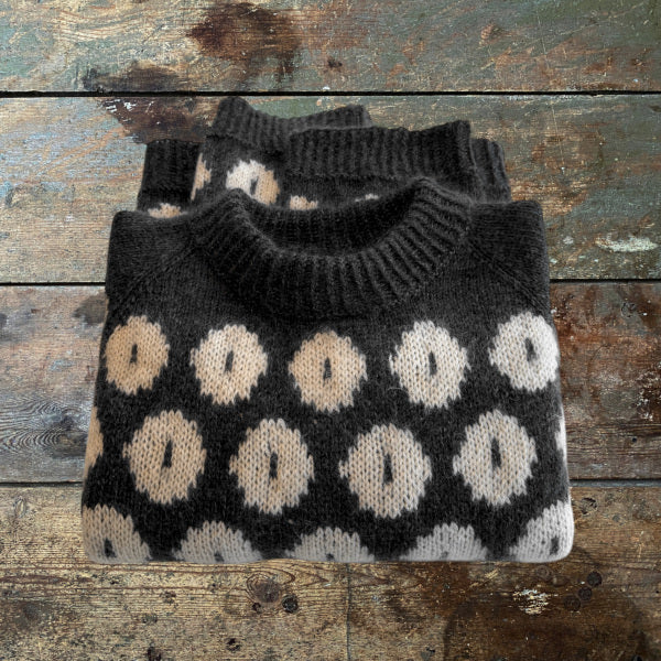 Strikkeopskrift mønsterstrik  super blødt garn med store hvide prikker på mørkegrå baggrund uld og silk mohair fra Hjertegarn på pind 4 Top Down