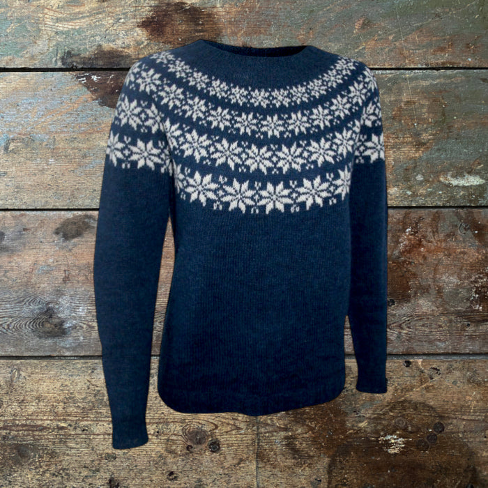 Strikkeopskrift Søster Astrid stjerne bluse klassisk mørkeblå med hvide stjerner pind 3