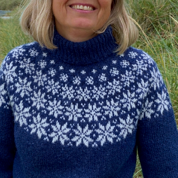 Mønsterstrikket stjernesweater Søster Astrid i fløjlsblødt garn Top Down pind 4