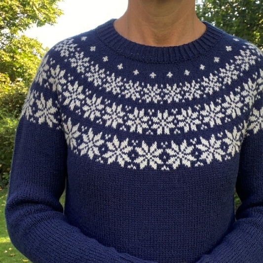 Strikkeopskrift Søster Astrid stjerne bluse i blødt garn uld og bomuld strikket Top Down på pind 3 All Seasons klassisk blå med hvide stjerner