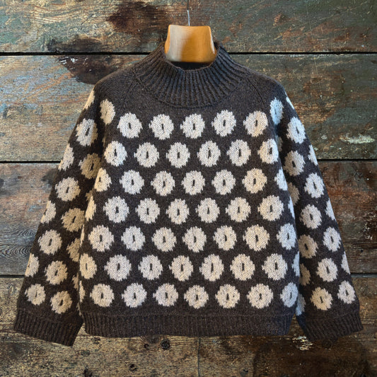 Strikkeopskrift Big Dots i DROPS Soft Tweed mix strikket på pind 4 Top Down i smuk mønsterstrik med store prikker dots