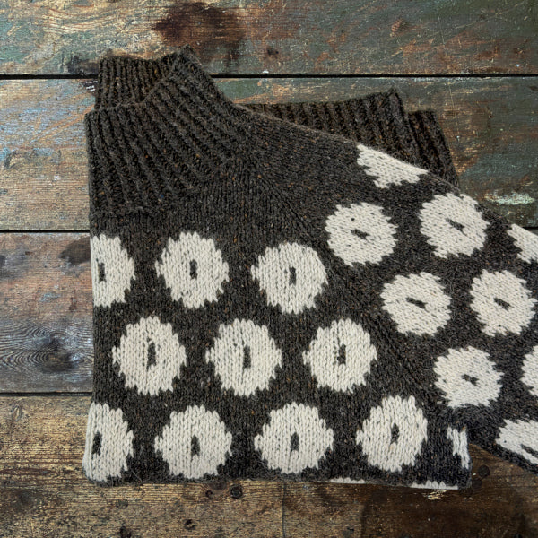 Strikkeopskrift Big Dots i DROPS Soft Tweed mix strikket på pind 4 Top Down i smuk mønsterstrik med store prikker dots klassisk sweater nyt udtryk