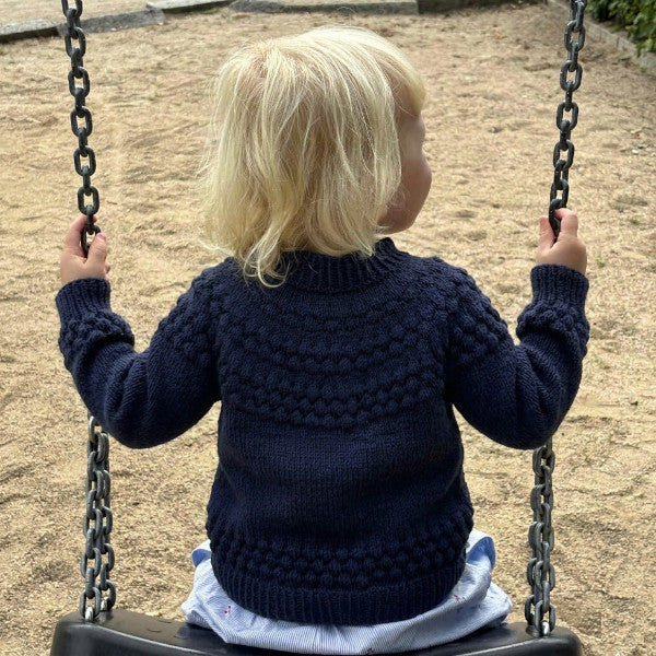 Strikkeopskrift Boblesweater til børn sømandssweater i blødt garn i 50% uld og 50% bomuld klassisk marine blå