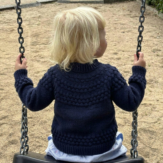 Strikkeopskrift Boblesweater til børn sømandssweater i blødt garn i 50% uld og 50% bomuld klassisk marine blå