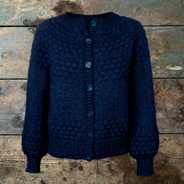 Strikkeopskrift Bobletrøje sømandstrøje klassisk blå til damer i super blødt og vamset garn
