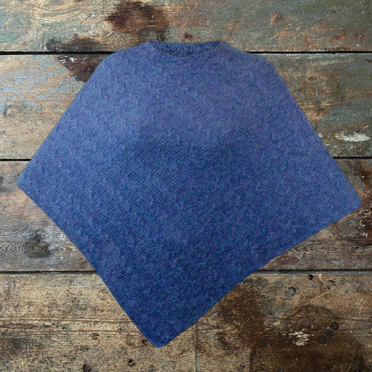 Strikkeopskrift Poncho med snoninger i super let og lækkert garn Elegante Ella strikket i ét stykke