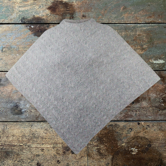 Strikkeopskrift Poncho med snoninger i super let og lækkert garn Elegante Ella strikket i ét stykke Garn fra Isager