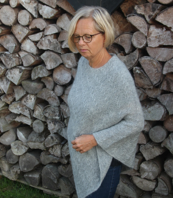 Strikkeopskrift Poncho med snoninger i super let og lækkert garn Elegante Ella strikket i ét stykke i garn fra Isager