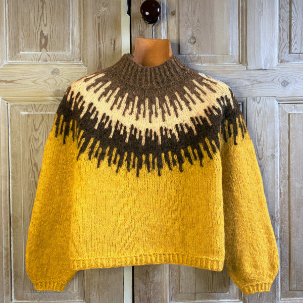 Strikkeopskrift tyk sweater med smuk mønsterstrik kort eller lang sweater