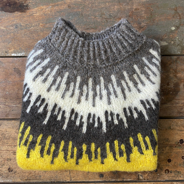 Strikkeopskrift sweater i tykt garn med smuk mønsterstrik