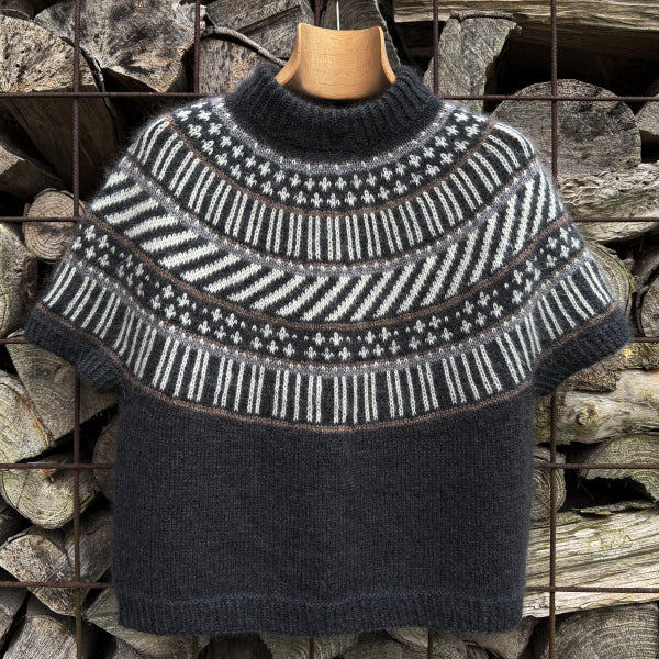 Strikkeopskrift Søster Gunhild mønsterstrikket oversize sweater bluse til damer i lækker super blød uld og silk mohair strikket på pind 4 top down i garn fra Hjertegarn