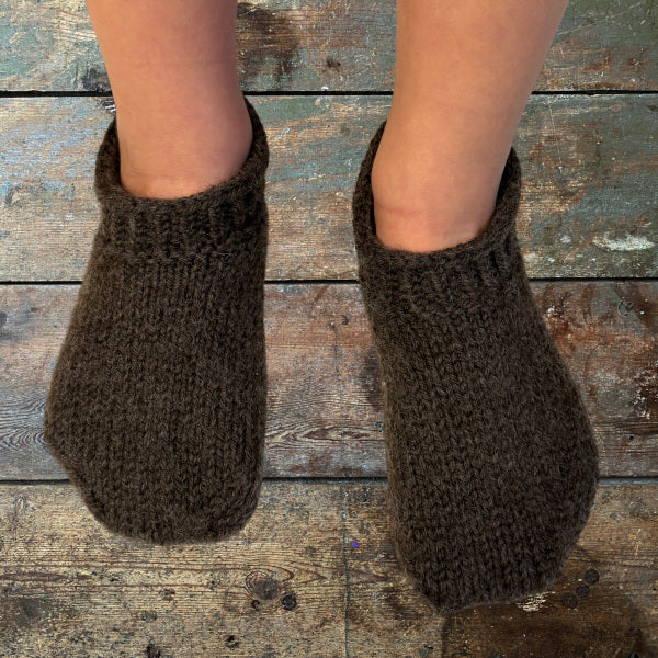 Strikkede letfiltede hjemmefutter til børn i 11 størrelser fra 20-21 til 35. Strikket i Lima Uld fra Hjertegarn