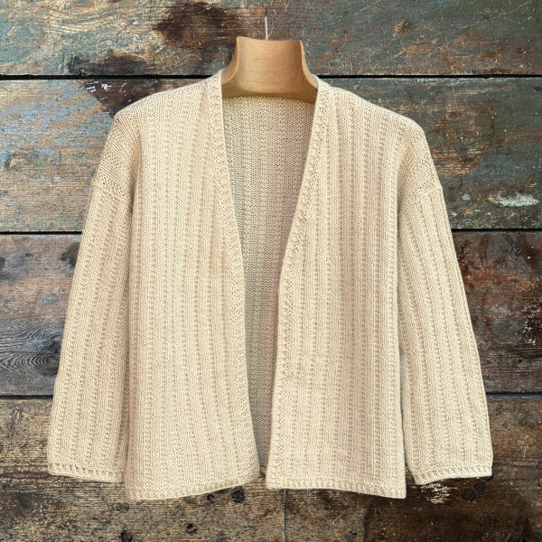 Strikkeopskrift Iduns Trøje basis cardigan i fint ribmønster let garn pind 3½ New Arezzo og tynd alpaca 400