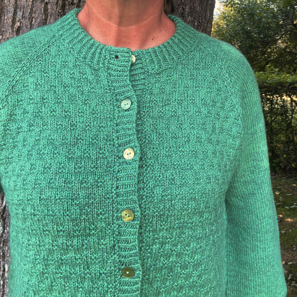 Strikkeopskrift cardigan med stukturstrik Katrines Trøje i tynd uld og alpaca fra Hjertegarn Top Down 