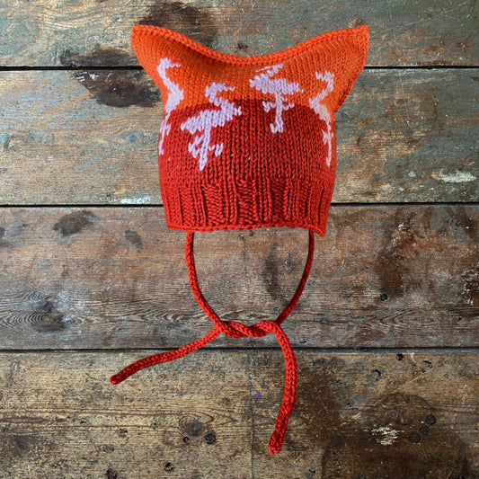 Strikkeopskrift Lille Flamingo børnehue. Strikket børnehue med mønsterstrik Vital fra Hjertegarn Elastisk Børnehue