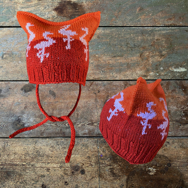 Strikkeopskrift Lille Flamingo børnehue. Fræk børnehue med mønsterstrik Vital fra Hjertegarn Elastisk Børnehue